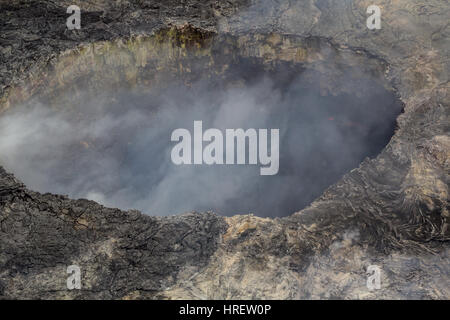 Luftaufnahme des Halemaʻumaʻu-Kraters emittierende vulkanischen Dämpfe auf dem Gipfel des aktiven Vulkans Kilauea auf Big Island, Hawaii, USA. Stockfoto