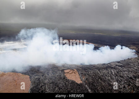 Luftaufnahme des Halemaʻumaʻu-Kraters emittierende vulkanischen Dämpfe auf dem Gipfel des aktiven Vulkans Kilauea auf Big Island, Hawaii, USA. Stockfoto