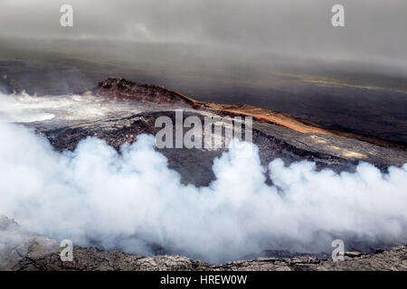 Luftaufnahme des Halemaʻumaʻu-Kraters emittierende vulkanischen Dämpfe auf dem Gipfel des aktiven Vulkans Kilauea auf Big Island, Hawaii, USA. Stockfoto