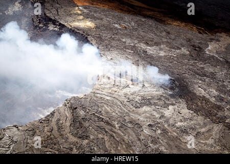 Luftaufnahme des Halemaʻumaʻu-Kraters emittierende vulkanischen Dämpfe auf dem Gipfel des aktiven Vulkans Kilauea auf Big Island, Hawaii, USA. Stockfoto