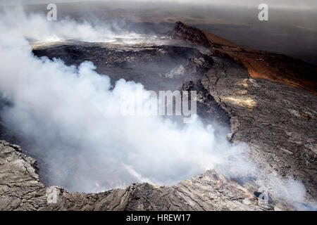 Luftaufnahme des Halemaʻumaʻu-Kraters emittierende vulkanischen Dämpfe auf dem Gipfel des aktiven Vulkans Kilauea auf Big Island, Hawaii, USA. Stockfoto