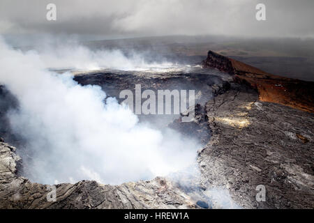 Luftaufnahme des Halemaʻumaʻu-Kraters emittierende vulkanischen Dämpfe auf dem Gipfel des aktiven Vulkans Kilauea auf Big Island, Hawaii, USA. Stockfoto