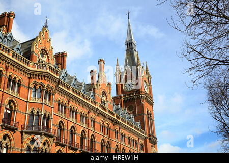 LONDON, UK - 28. Februar 2017: Außenansicht des Bahnhofs St. Pancras. Dieses Gebäude jetzt beherbergt das luxuriöse St Pancras Renaissance Hotel Stockfoto