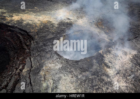 Luftaufnahme des Halemaʻumaʻu-Kraters emittierende vulkanischen Dämpfe auf dem Gipfel des aktiven Vulkans Kilauea auf Big Island, Hawaii, USA. Stockfoto