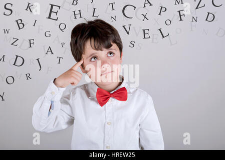 Alphabet. Zusammengesetztes Bild eines nachdenklichen jungen Stockfoto