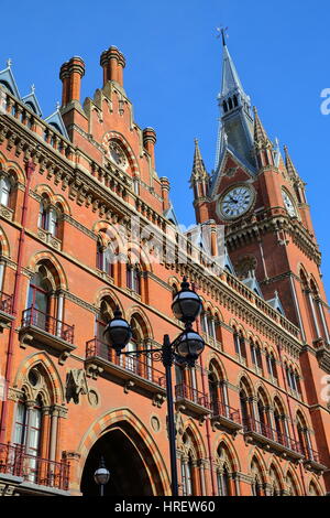 LONDON, UK - 28. Februar 2017: Außenansicht des Bahnhofs St. Pancras. Dieses Gebäude jetzt beherbergt das luxuriöse St Pancras Renaissance Hotel Stockfoto