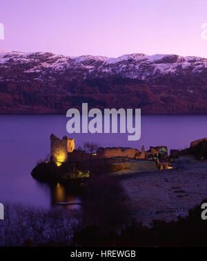 Dämmerung fällt über die Ruinen von Urquhart Castle, Loch Ness, Inverness-shire Stockfoto