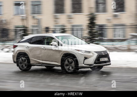 Kiew, Ukraine - 4. Dezember 2016: White Lexus RX Auto in Bewegung mit unscharfen Hintergrund Stockfoto