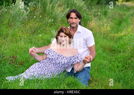 Mann und Frau auf der Wiese im Sommer Stockfoto