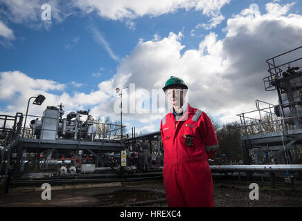 John Dewar Director of Operations Third Energy, in der dritten Energieanlage in der Nähe von Kirby Misperton, wo Fracking geplant ist. Das Energieunternehmen, das sich darauf vorbereitet, das Fracking für Schiefergas im Vereinigten Königreich später in diesem Jahr wieder aufzunehmen, sagt, dass seine Tür für alle offen steht, die echte Bedenken hinsichtlich seiner Geschäftstätigkeit bei der "am stärksten überwachten Immobilie im Vereinigten Königreich" haben. Stockfoto