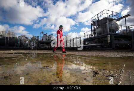 John Dewar Director of Operations Third Energy, in der dritten Energieanlage in der Nähe von Kirby Misperton, wo Fracking geplant ist. Das Energieunternehmen, das sich darauf vorbereitet, das Fracking für Schiefergas im Vereinigten Königreich später in diesem Jahr wieder aufzunehmen, sagt, dass seine Tür für alle offen steht, die echte Bedenken hinsichtlich seiner Geschäftstätigkeit bei der "am stärksten überwachten Immobilie im Vereinigten Königreich" haben. Stockfoto