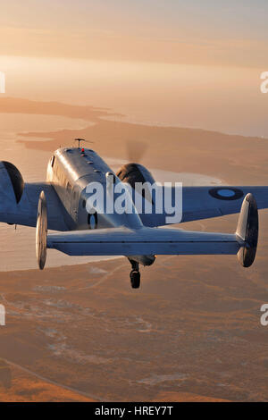 Ein hinteres Ende, Hochformat 1940 s Buche 18 zweimotorigen Flugzeuge bei Sonnenuntergang über die Insel Rottnest Island, Western Australia. Stockfoto