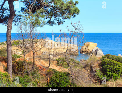 Sommerabend felsigen Atlantikküste Aussicht in der Nähe Strand Praia de Sao Rafael mit Kalkstein Klippen, Albufeira, Algarve, Portugal. Stockfoto