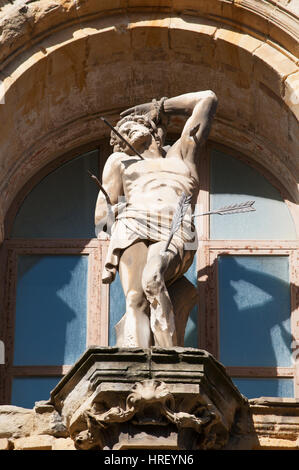 Donostia-San Sebastián: die Statue von Jesus auf die Basilika der Heiligen Maria des Chores, barocke katholische Pfarrkirche in der Altstadt Stockfoto