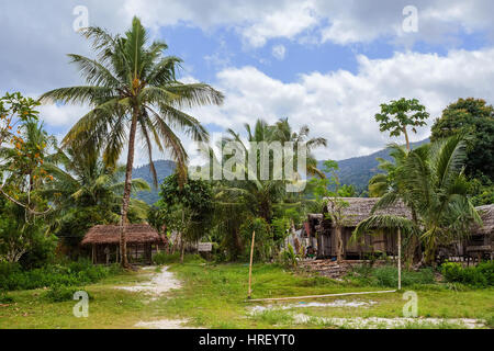 Traditionelle afrikanische madagassischen Dorf mit Hütten in Maroantsetra Region, typisches Dorf im Norden Osten Madagaskar Masoala Nationalpark, Toamasina Prov Stockfoto