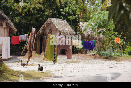 Traditionelle afrikanische madagassischen Hütten in Maroantsetra Region typisches Dorf im Norden Osten Madagaskar Masoala-Nationalpark, der Provinz Toamasina. Stockfoto