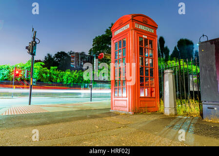 traditionelle britische Telefonzelle in der Nacht in der Nähe von Regents park Stockfoto