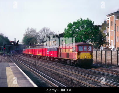 Ein paar Klasse 73 Elektro-Diesel-Lokomotiven-Spitze und Tailing die Arbeiten bei Kensington Olympia Reisen Postamt. 22. Mai 2003. Stockfoto