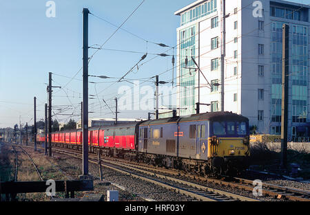 Ein paar der Klasse 73 Elektro Diesellokomotiven Nummern 73136 und 73100 top und Tailing der a Reisen Post Mitre Brücke Ausfahrt arbeiten. Stockfoto