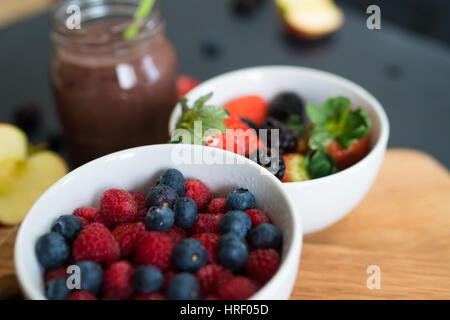 Zwei Schalen mit Obst und ein Smoothie. Stockfoto