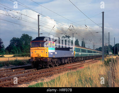 Eine Klasse 47 Diesellok Reihe 47818 arbeiten ein umgeleiteter 'One' Anglia service Shepreth Verzweigung Junction. Juli 2004 19. Stockfoto