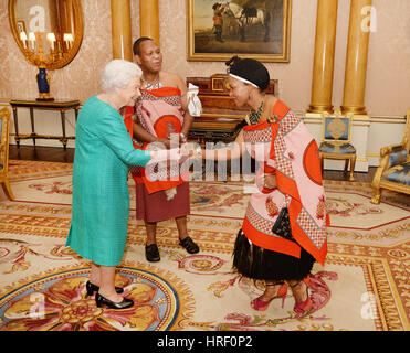 Königin Elizabeth II schüttelt Hände mit Frau Nkambule, die Frau von seiner Exzellenz, Herrn Christian Muzie Nkambule Hochkommissar von Swasiland, nachdem er sein Beglaubigungsschreiben an ihrer Majestät während einer Privataudienz im Buckingham-Palast in der Londoner Westminster vorgestellt. Stockfoto