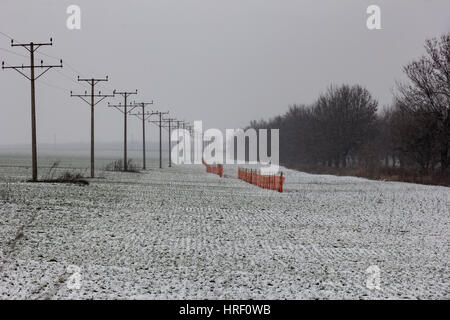 Schutzbarriere aus Schnee Trail, Landwirtschaft, Agrar-Industrie. Stockfoto