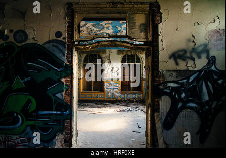 Blick zum einen kleinen Ballsaal in der verlassenen Ballhaus Grunau, Berlin, Deutschland. Stockfoto