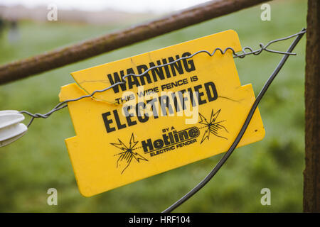 Warnung elektrischen Zaun Zeichen auf Zaun ländlichen Gebieten Großbritanniens Stockfoto