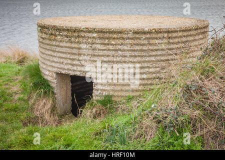 Pillbox auf Küste von Dorset auf Flotte in der Nähe von Chesil Beach Kriegszeit Abwehrkräfte Struktur Stockfoto