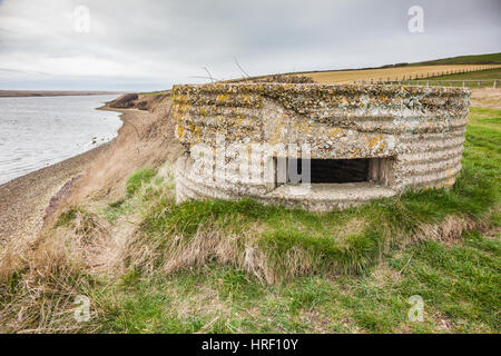 Pillbox auf Küste von Dorset auf Flotte in der Nähe von Chesil Beach Kriegszeit Abwehrkräfte Struktur Stockfoto