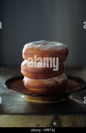 Donuts auf Teller gestapelt Stockfoto