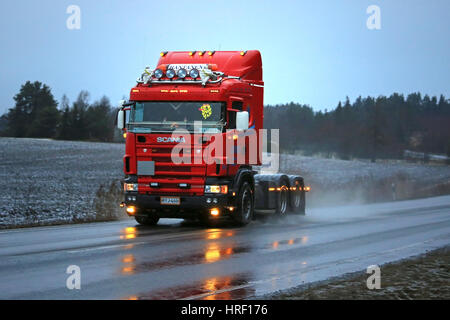 SALO, Finnland - 17. Dezember 2016: Rot Scania 4er-Serie LKW der VR Rantanen mit schönen Beleuchtung Zubehör Bobtail auf nassen reflektierende highway Stockfoto