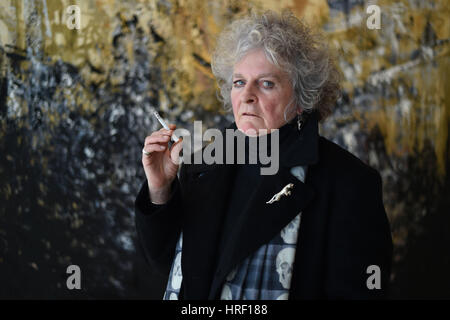 Künstler Maggi Hambling mit einem Klick rufen Sie für ihre neue Ausstellung Kante, an der Marlborough Fine Art Gallery in London. Stockfoto