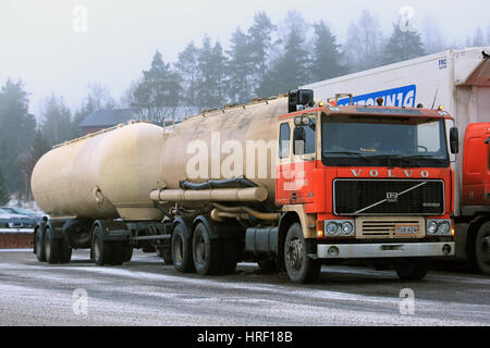 SALO, Finnland - 16. Dezember 2016: Classic Volvo F1225 Tankwagen von Hovi parkte auf einem Truck Stop in nebligen Winterwetter. Stockfoto