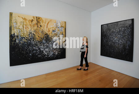 Eine Ausstellung-Assistent zeigt ein Gemälde mit dem Titel Aleppo III von Künstler Maggi Hambling bei einem Presse-Aufruf für ihre neue Ausstellung Kante, an der Marlborough Fine Art Gallery in London. Stockfoto