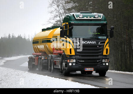 SALO, Finnland - 21. Februar 2016: Bunte Scania R500 Tank LKW auf der Straße im Nebel in der Nähe von Null Temperatur Winterwetter im Süden von Finnland. Stockfoto