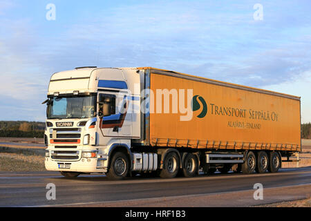 SALO, Finnland - 10. Dezember 2016: Scania Semi R560 Transporte Fracht entlang Autobahn im Süden von Finnland an einem klaren Tag des frühen Winter. Stockfoto