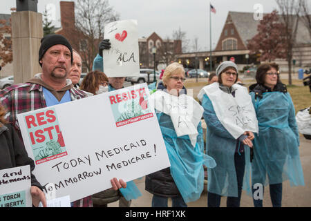 Birmingham, Michigan - mit einigen tragen Krankenhaus Kleider Leute Rallye um erschwingliche Gesundheitsversorgung zu speichern. Sie protestierten Republikaner Plan zur Aufhebung Stockfoto