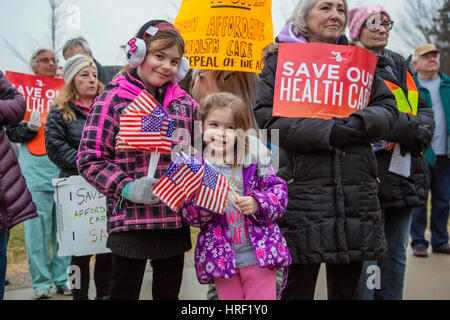 Birmingham, Michigan - Menschen-Rallye, erschwingliche Gesundheitsversorgung zu speichern. Sie protestierten die Republikaner bei den Plan, die bezahlbare Pflege Act aufzuheben. Stockfoto