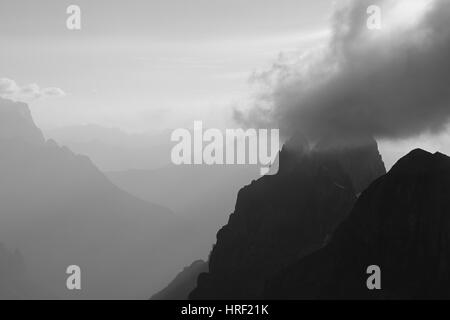 Cloud-über einem Berggipfel. Sommerabend in den Schweizer Alpen, Blick vom Mount Titlis. Stockfoto