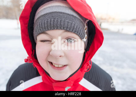 Ein Teenager Grimassen und macht ein Gesicht Stockfoto