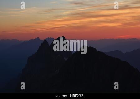 Farbenprächtigen Sonnenuntergang in den Schweizer Alpen, Blick vom Mount Titlis. Sommer-Szene. Stockfoto