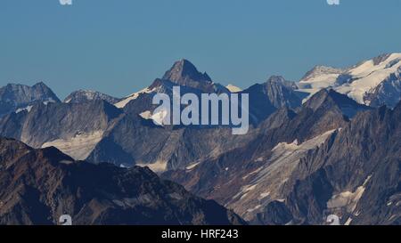 Blick vom Mount Titlis. Gipfeln der Schweizer Alpen im Sommer. Stockfoto