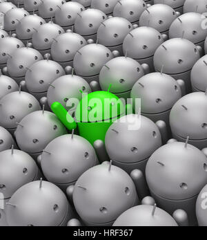 LIMASSOL, Zypern - 24 Februar: Grüne Android Roboter in der Mitte der grauen Masse. Konzept der Einzigartigkeit auf 24. Februar 2016 in Larnaca, Zypern. Stockfoto