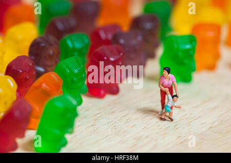 Gummibärchen-Bären-Invasion. Schädlich / Junk-Food-Konzept Stockfoto