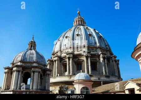 Kuppel der St.-Peters-Basilika mit Touristen auf der oberen Plattform, Vatikanstadt, Rom, Italien anzeigen Stockfoto