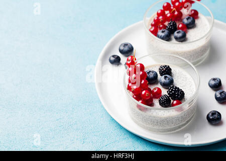 Chia Samen Pudding, Käsekuchen, Pudding Dessert mit frischen Beeren in eine Glasschüssel. Textfreiraum Stockfoto
