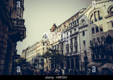 Belgrad, Serbien - 23 SEPTEMBER: Knez Mihailova Straße am 23. September 2015 in Belgrad, Serbien. Street ist die Haupteinkaufsstraße von Belgrad. Retro Stockfoto