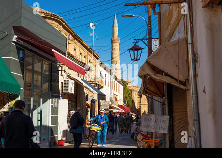 NICOSIA, Zypern - Dezember 3: Arasta Straße, eine touristische Straße führt zu einer Selimiye-Moschee am 3. Dezember 2015 in Nikosia. Stockfoto